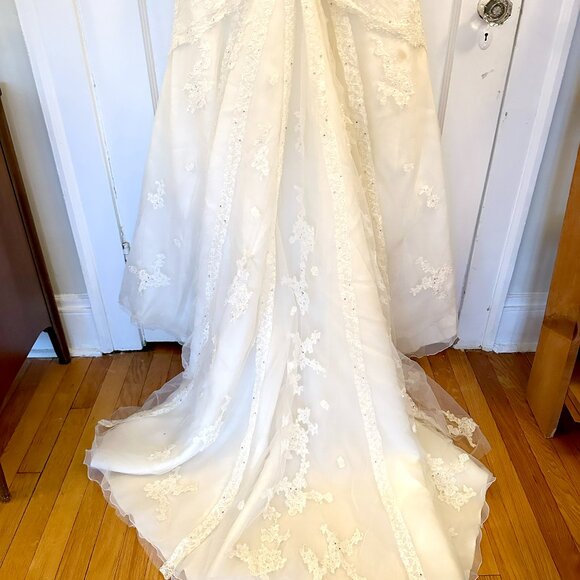 Ivory Lace Keyhole-back Wedding Dress w/ Optional Blush Sash (Demetrios Sz 16) - Picture 6 of 14
